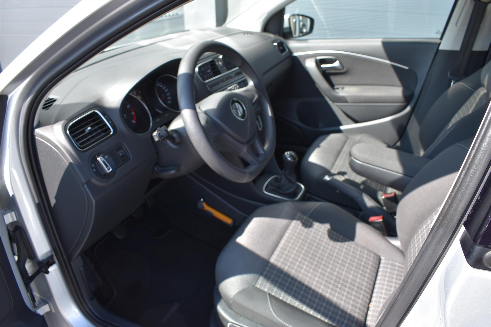 42913572-5.jpg