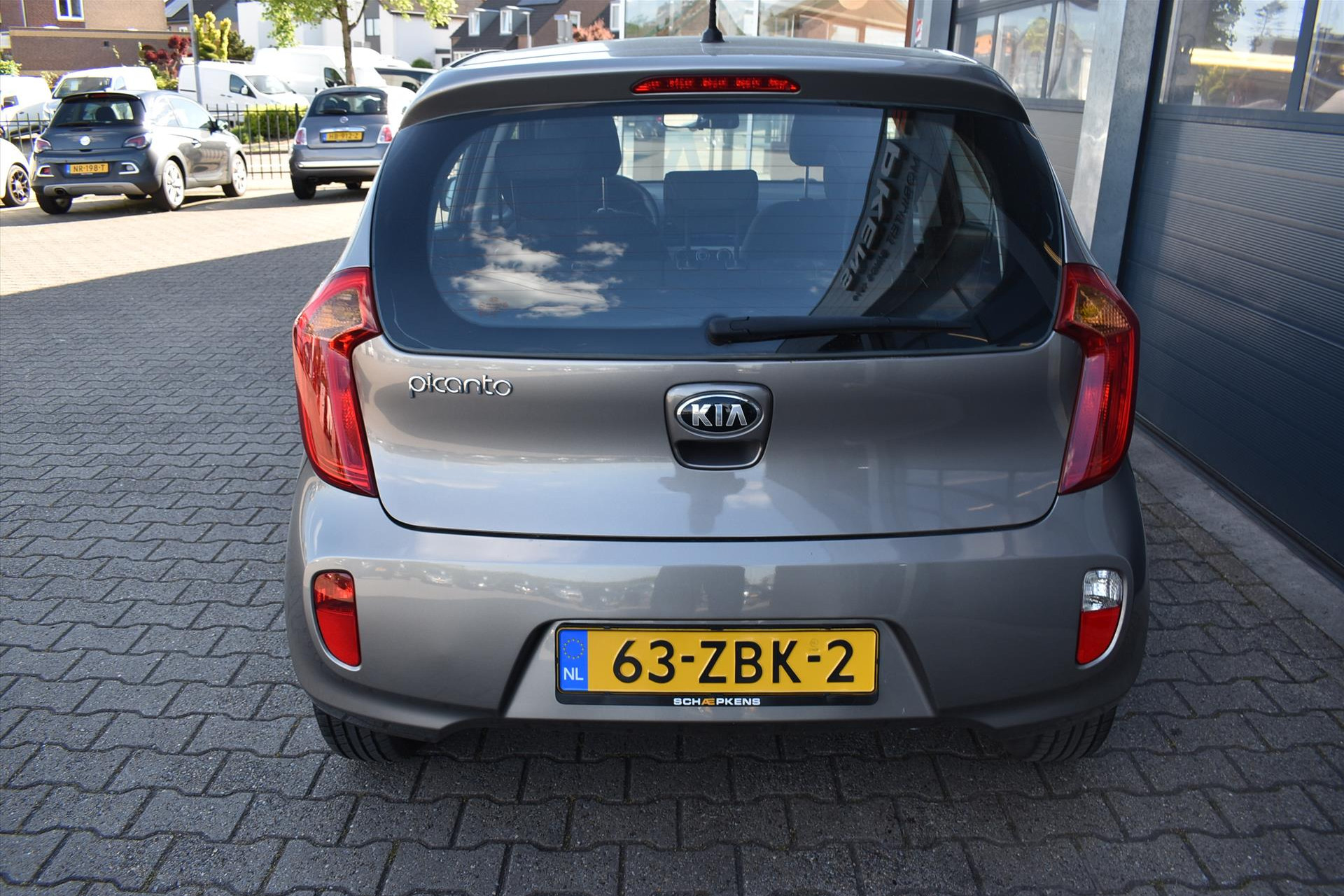 43928889-14.jpg