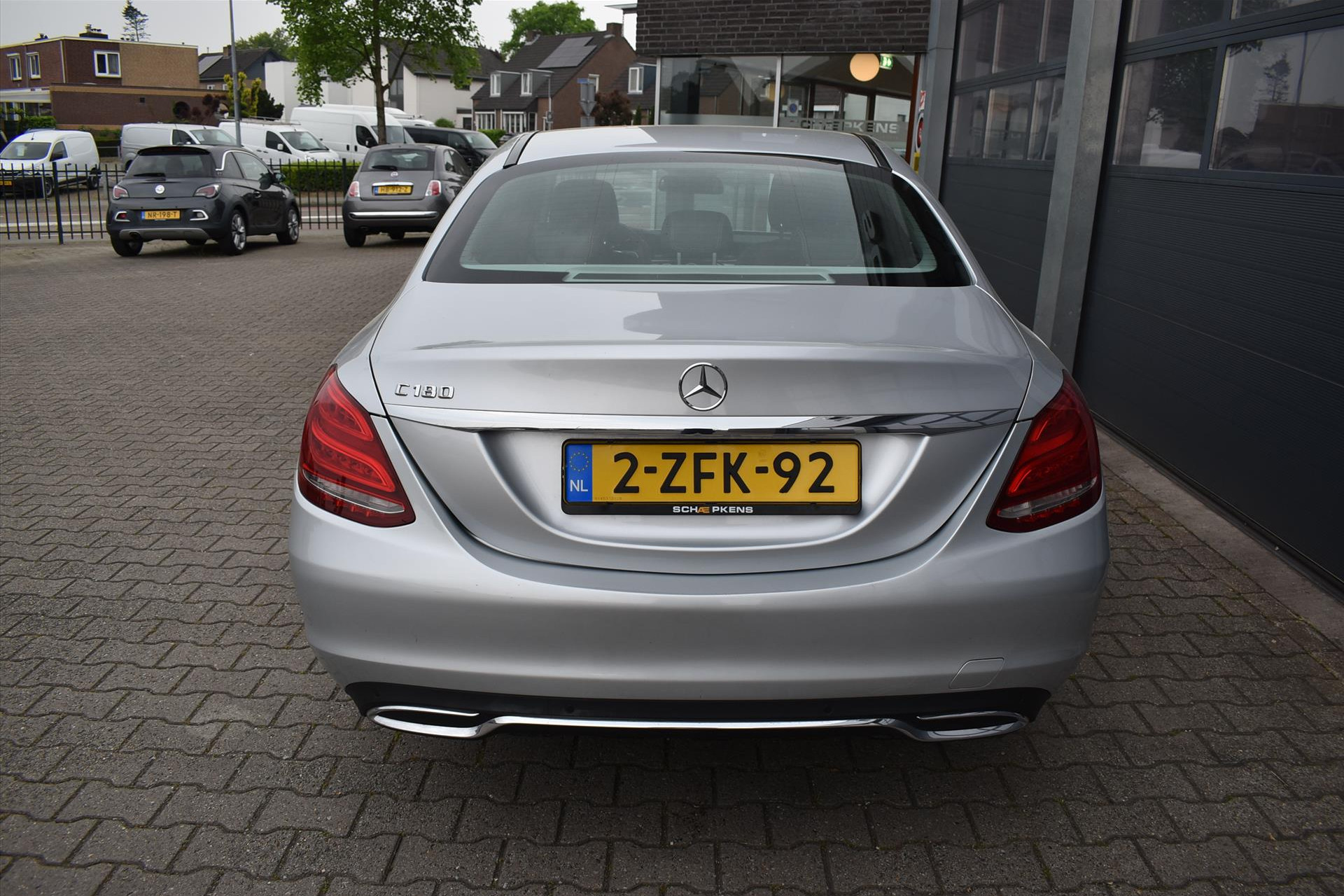 44437033-17.jpg