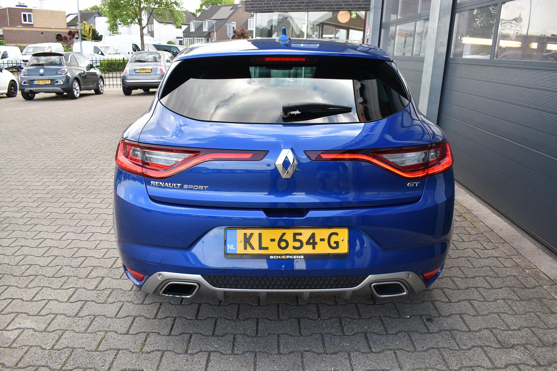 44511375-16.jpg