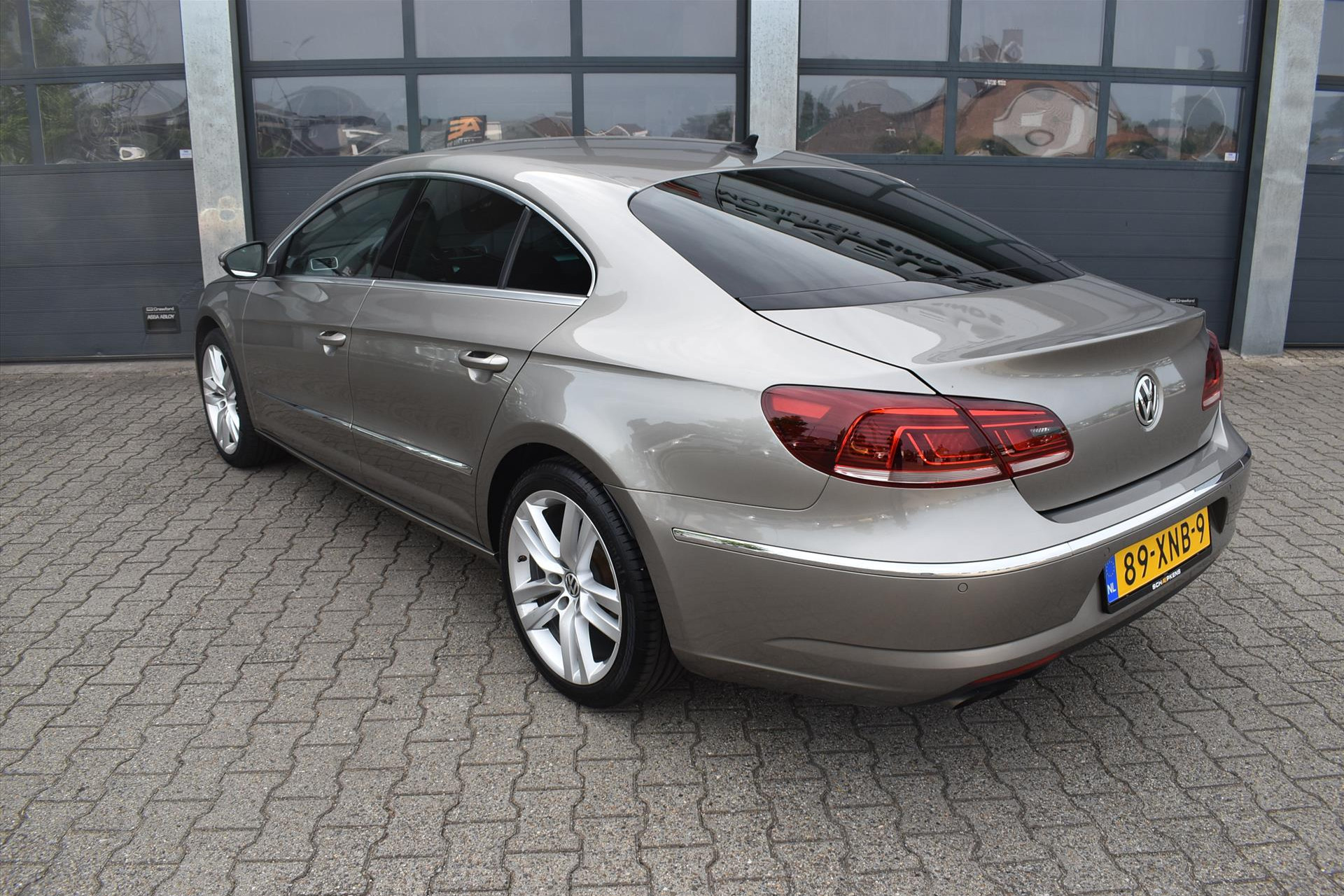 44914609-2.jpg
