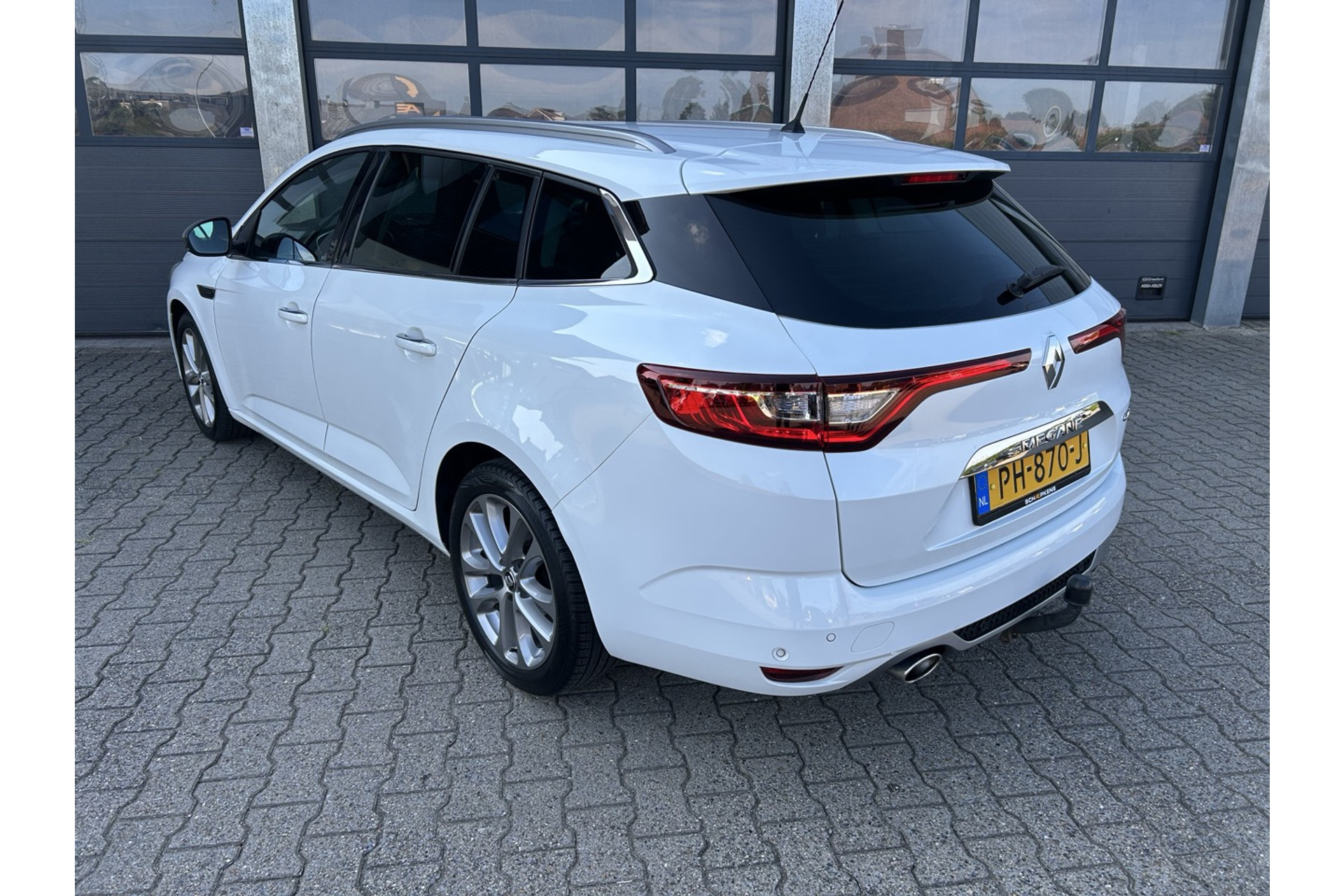 46099915-2.jpg