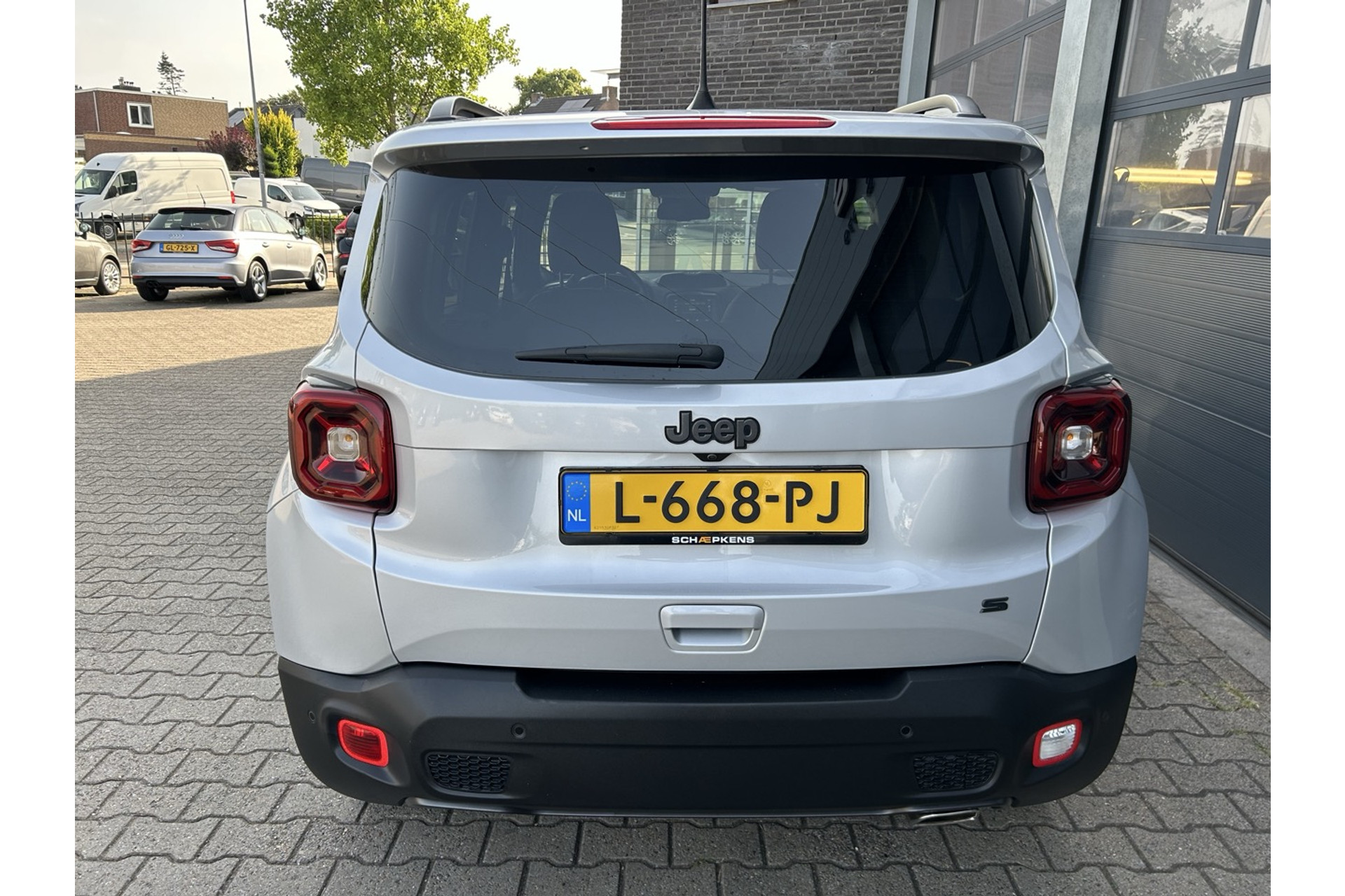 46144191-15.jpg