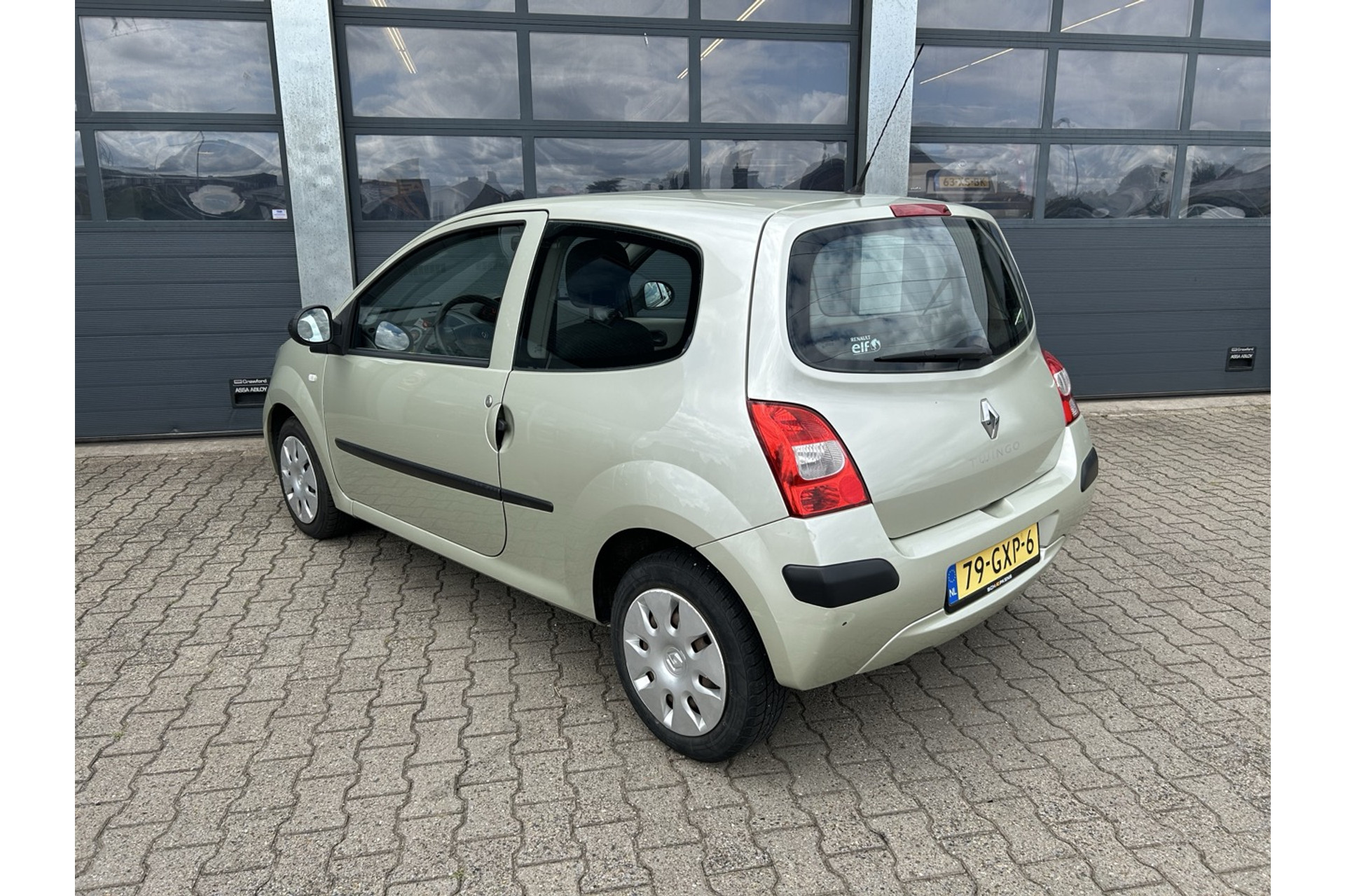 46341073-2.jpg