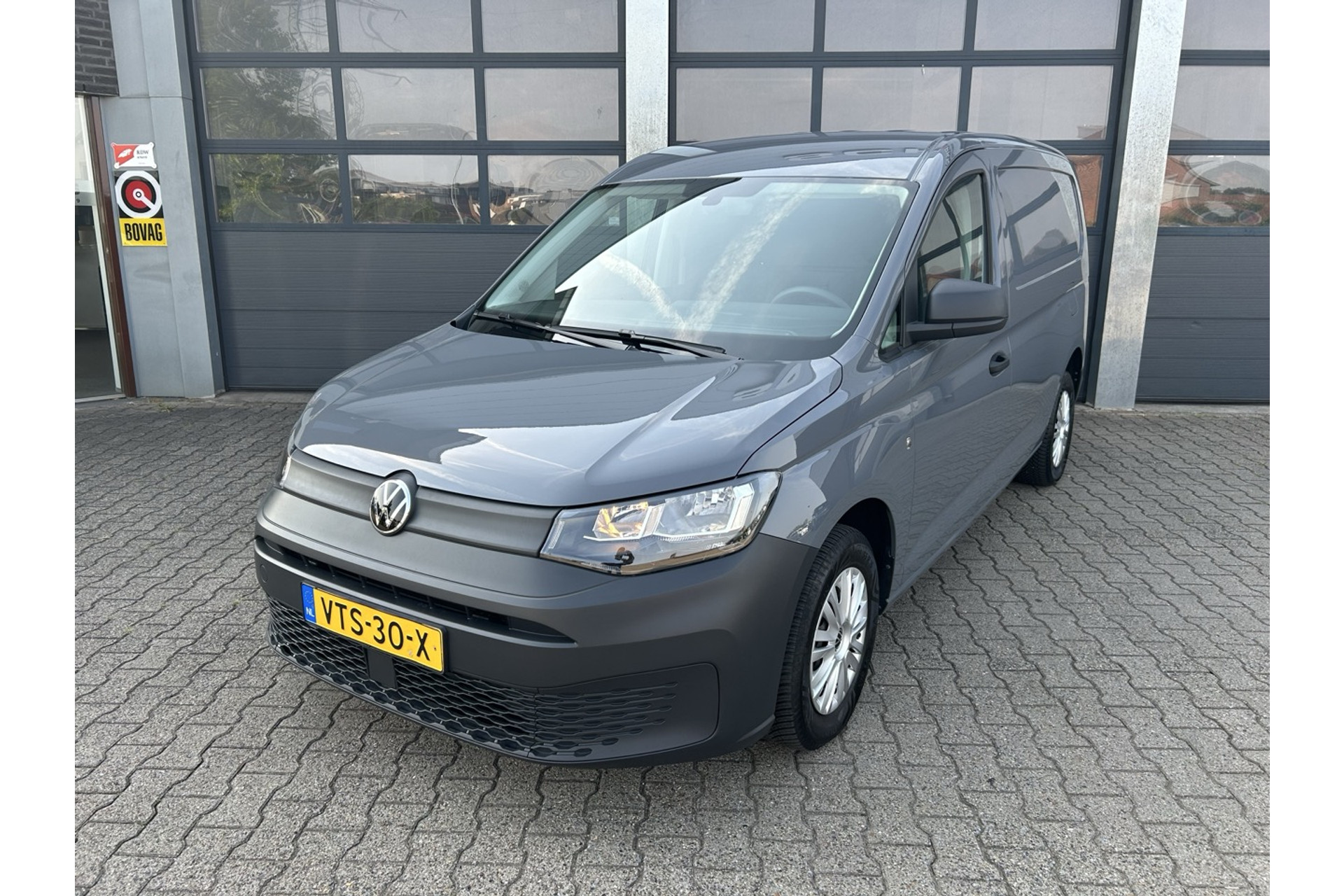 42397519-28.jpg