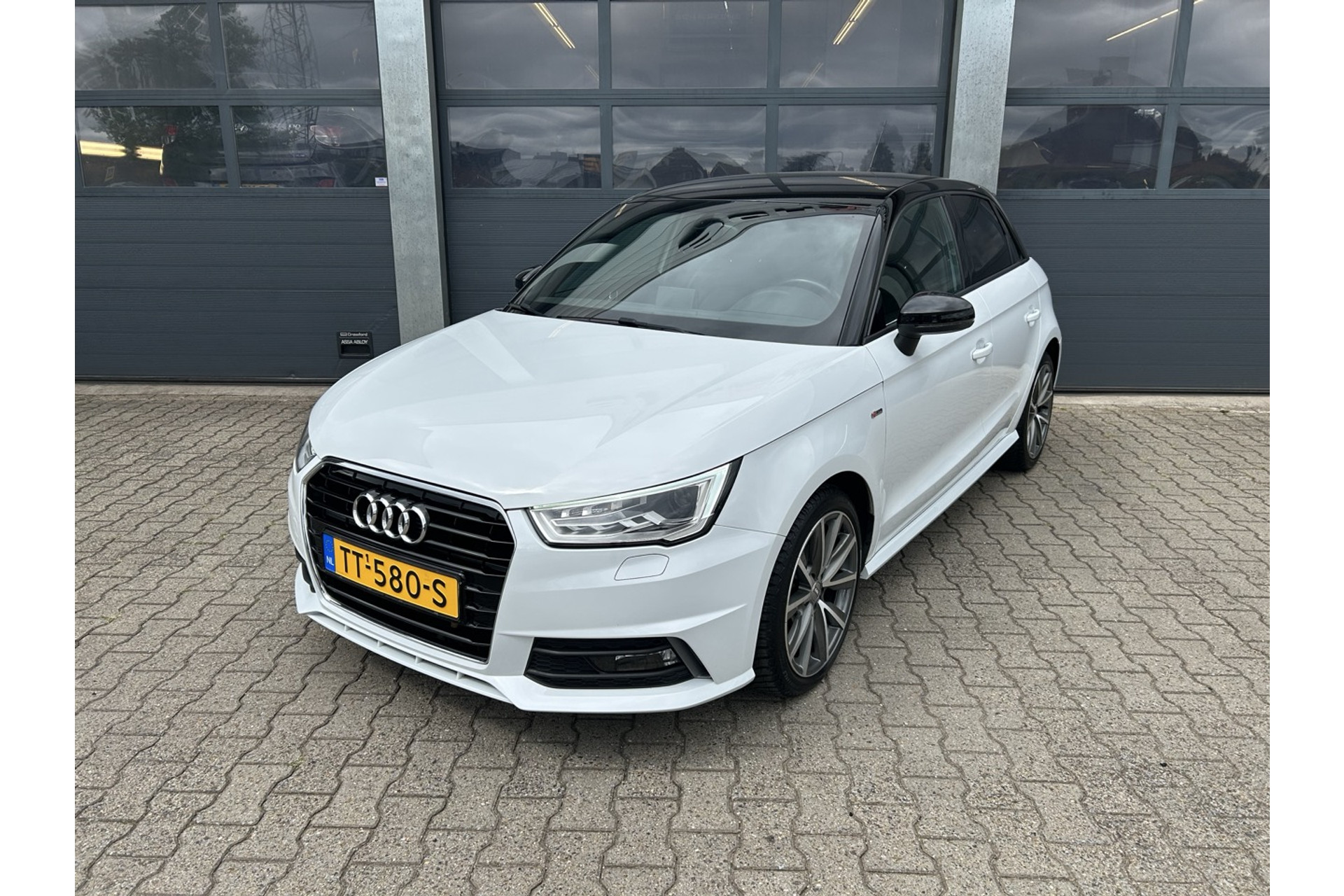 47380956-3.jpg