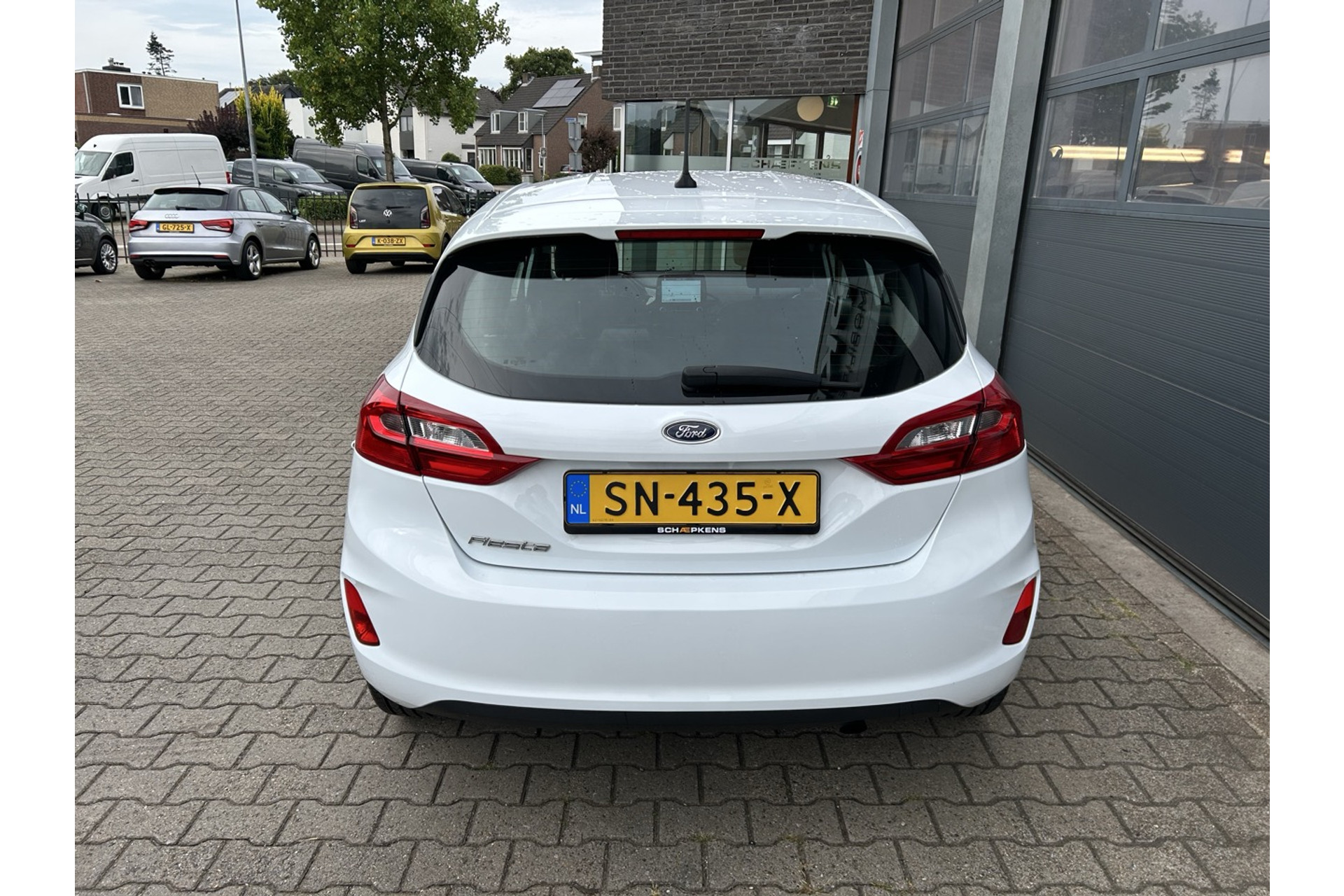 46761174-10.jpg