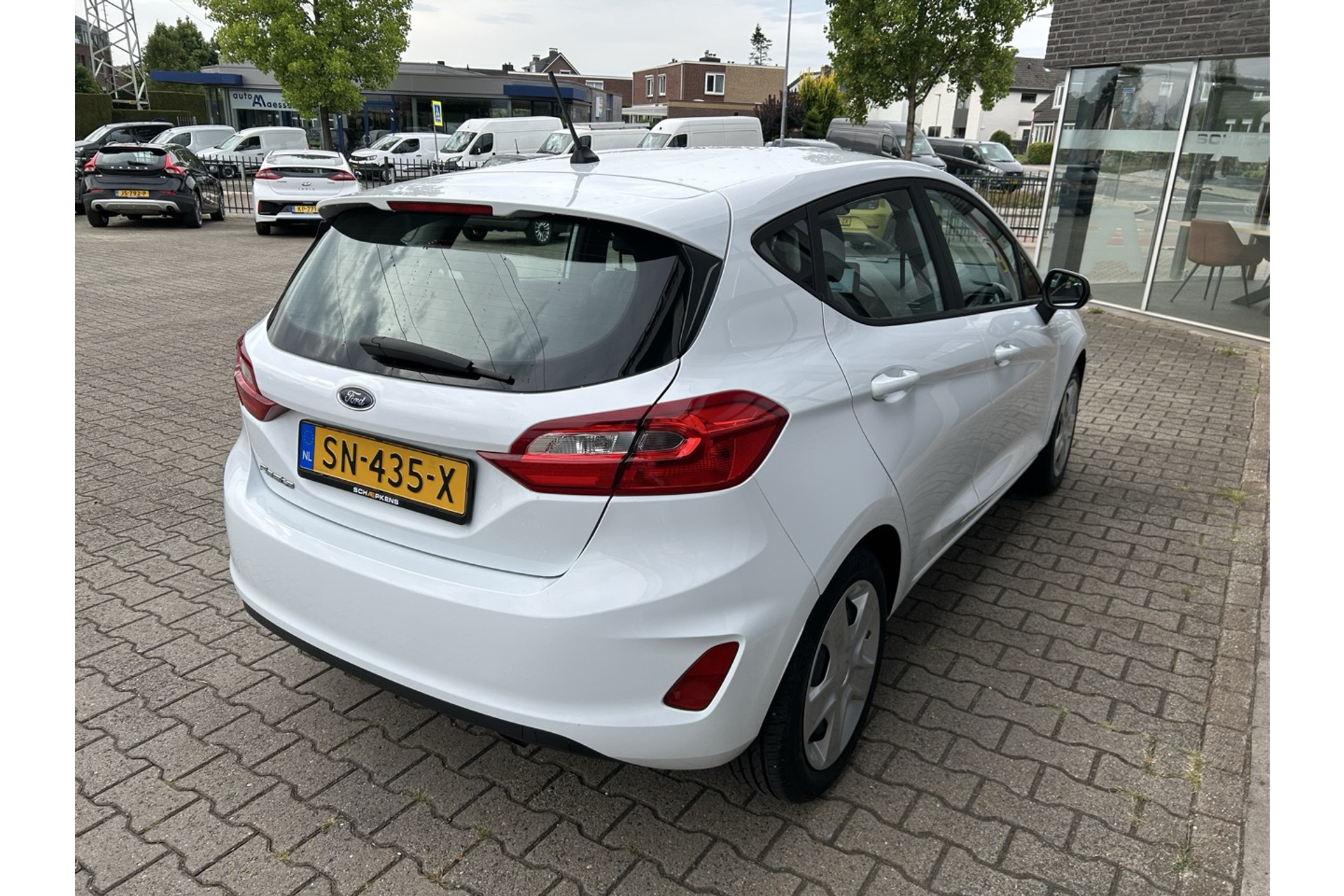 46761174-11.jpg