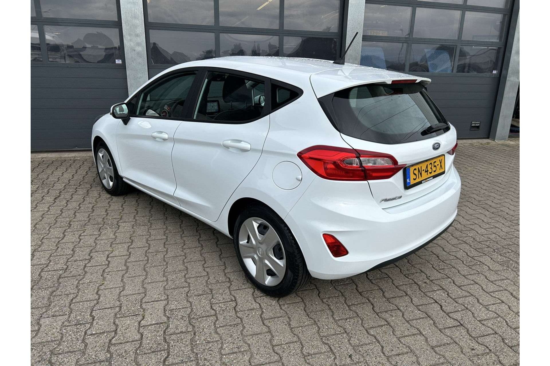46761174-2.jpg