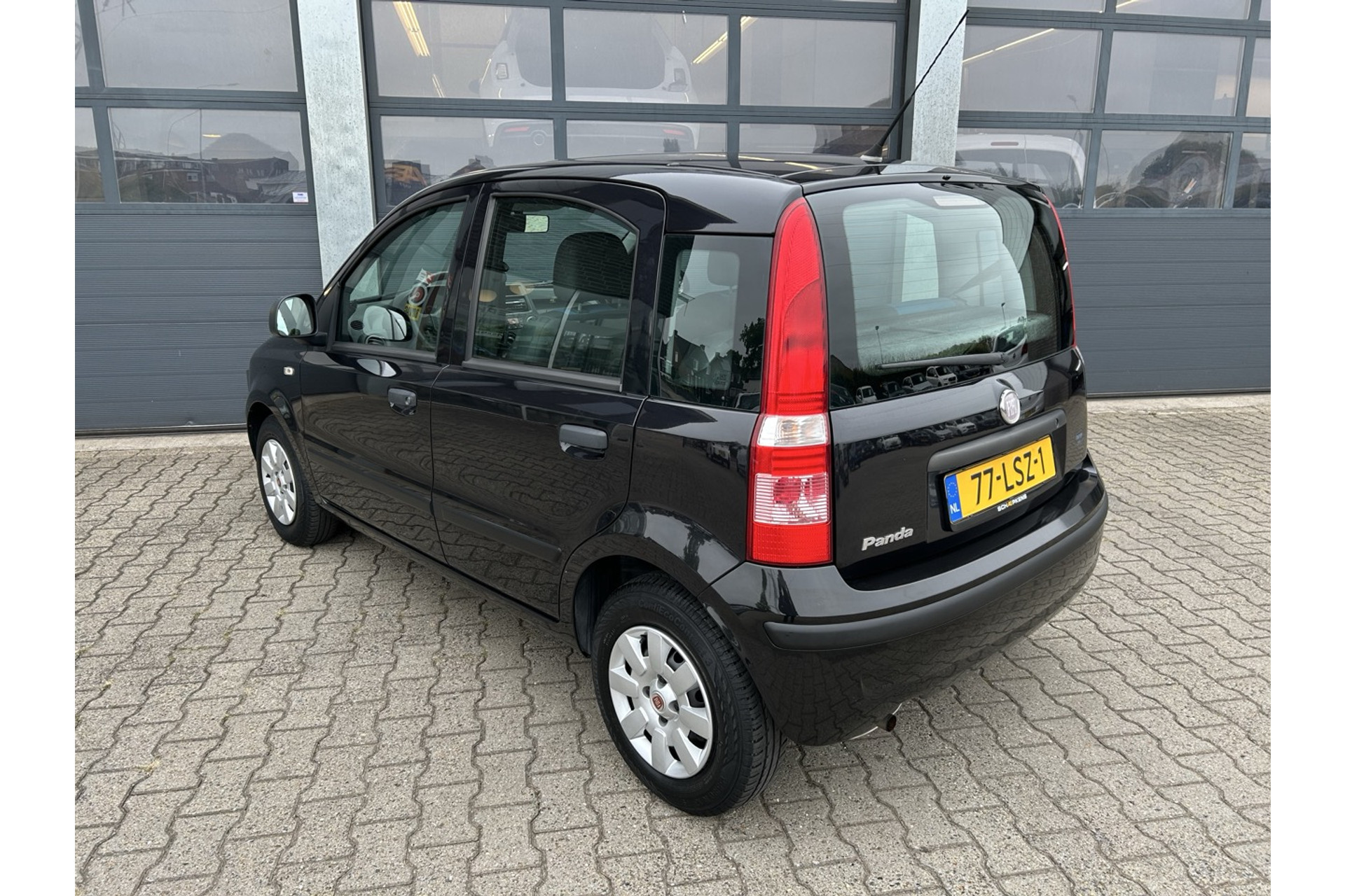 47317978-2.jpg