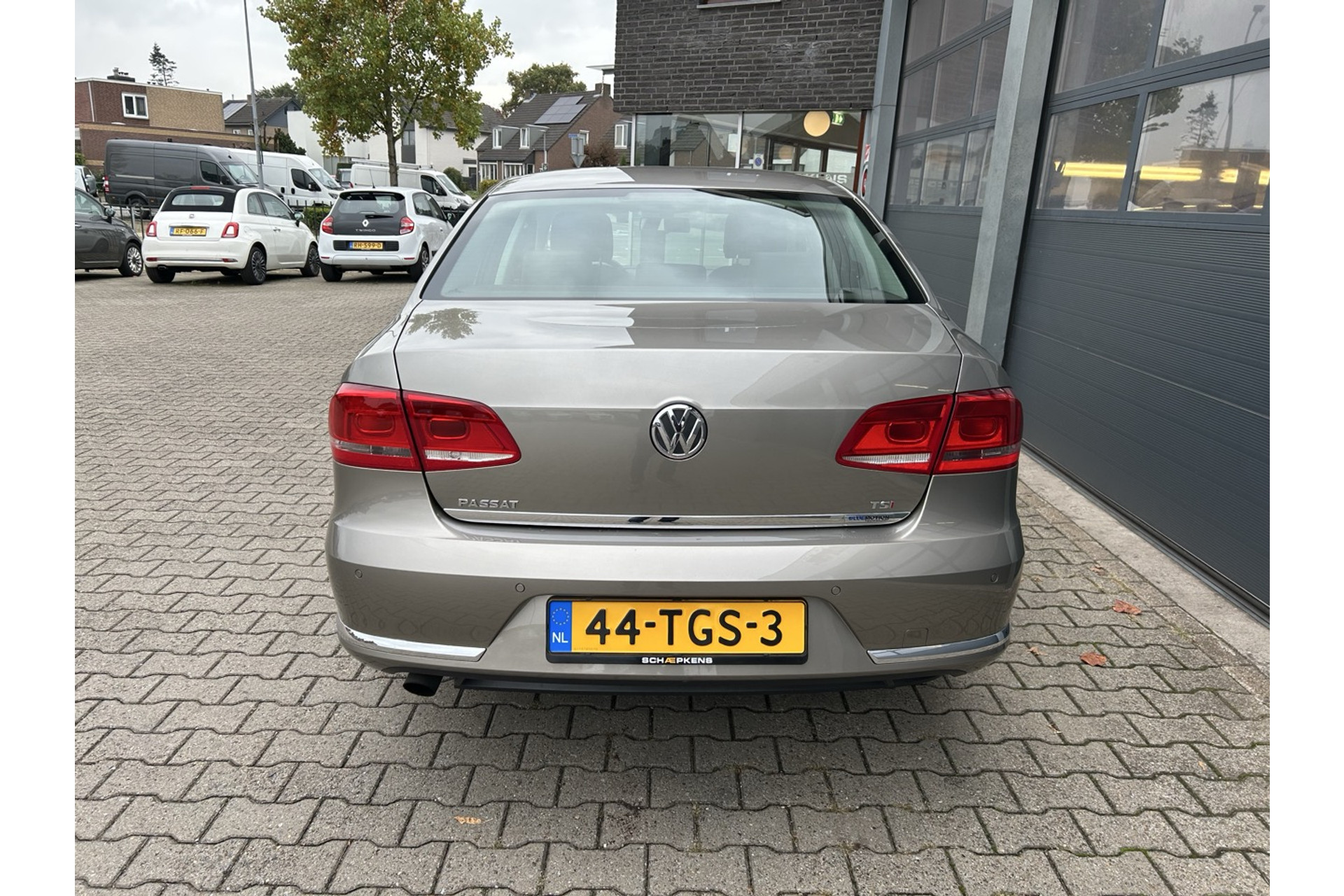 47353518-18.jpg