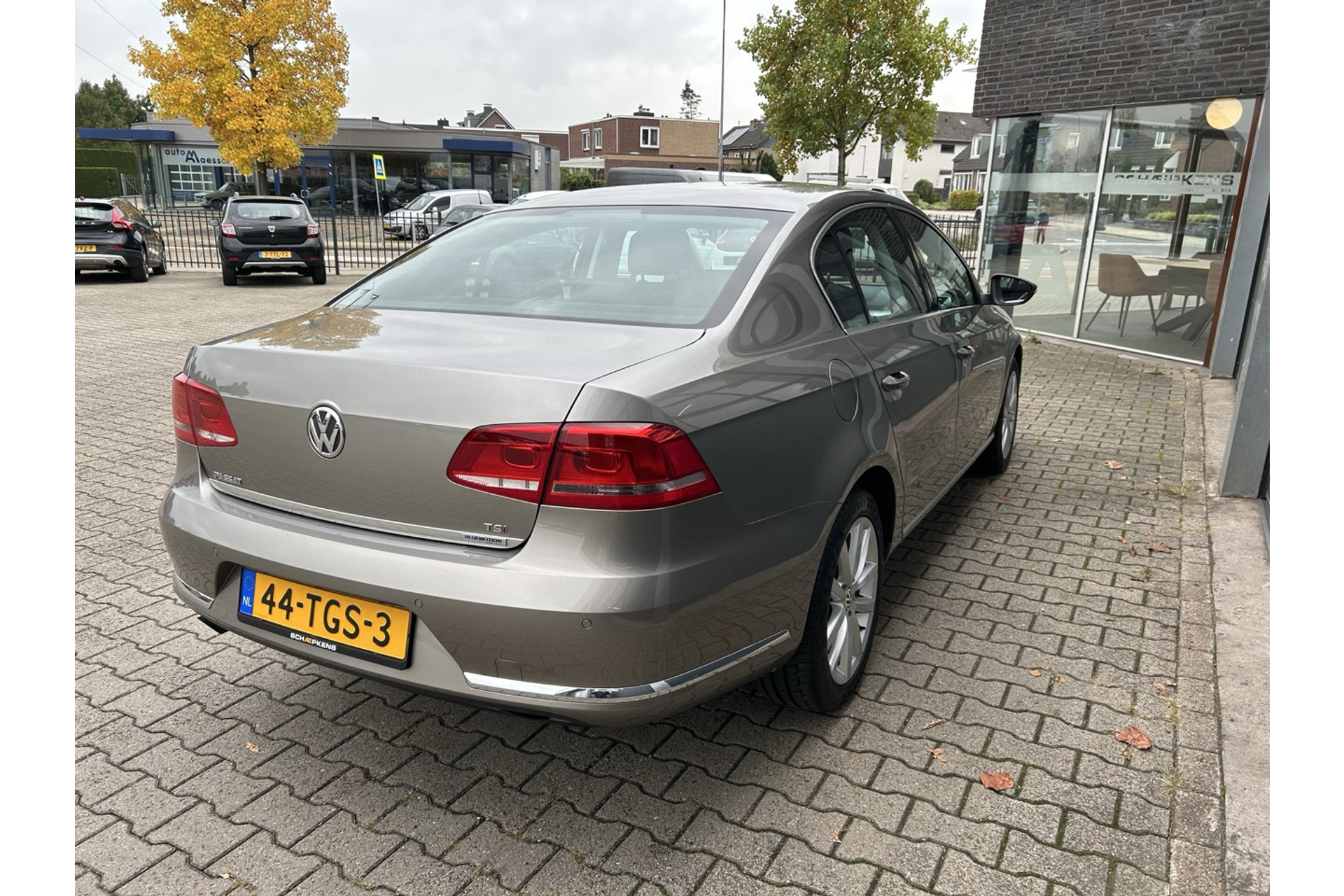 47353518-19.jpg