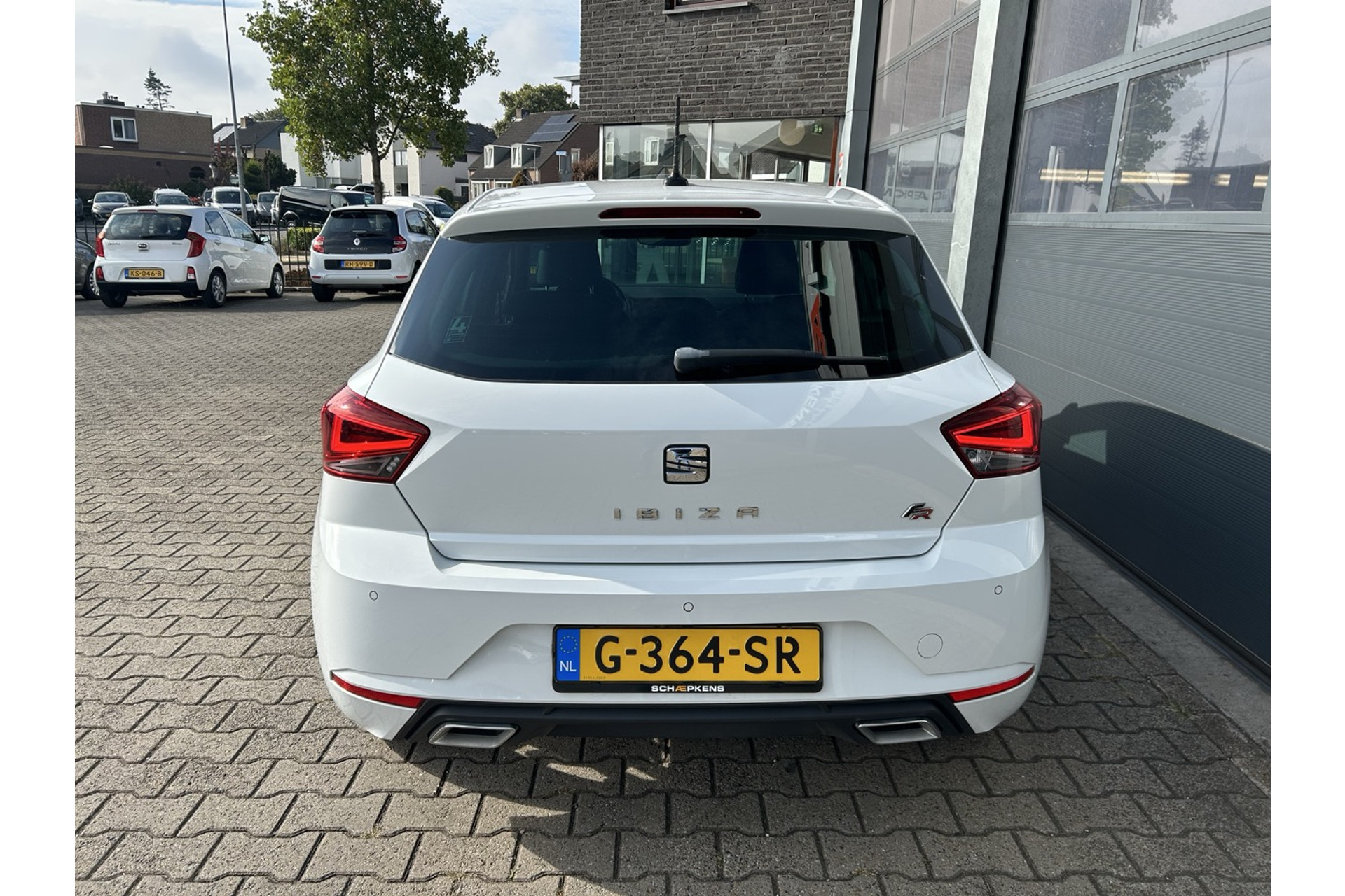 47481853-14.jpg