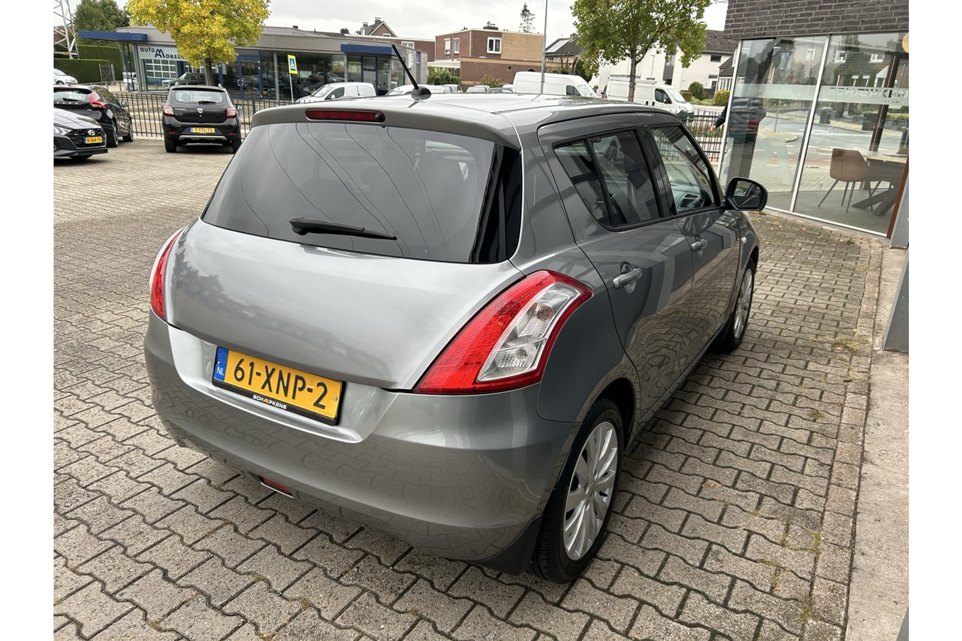 47591233-12.jpg