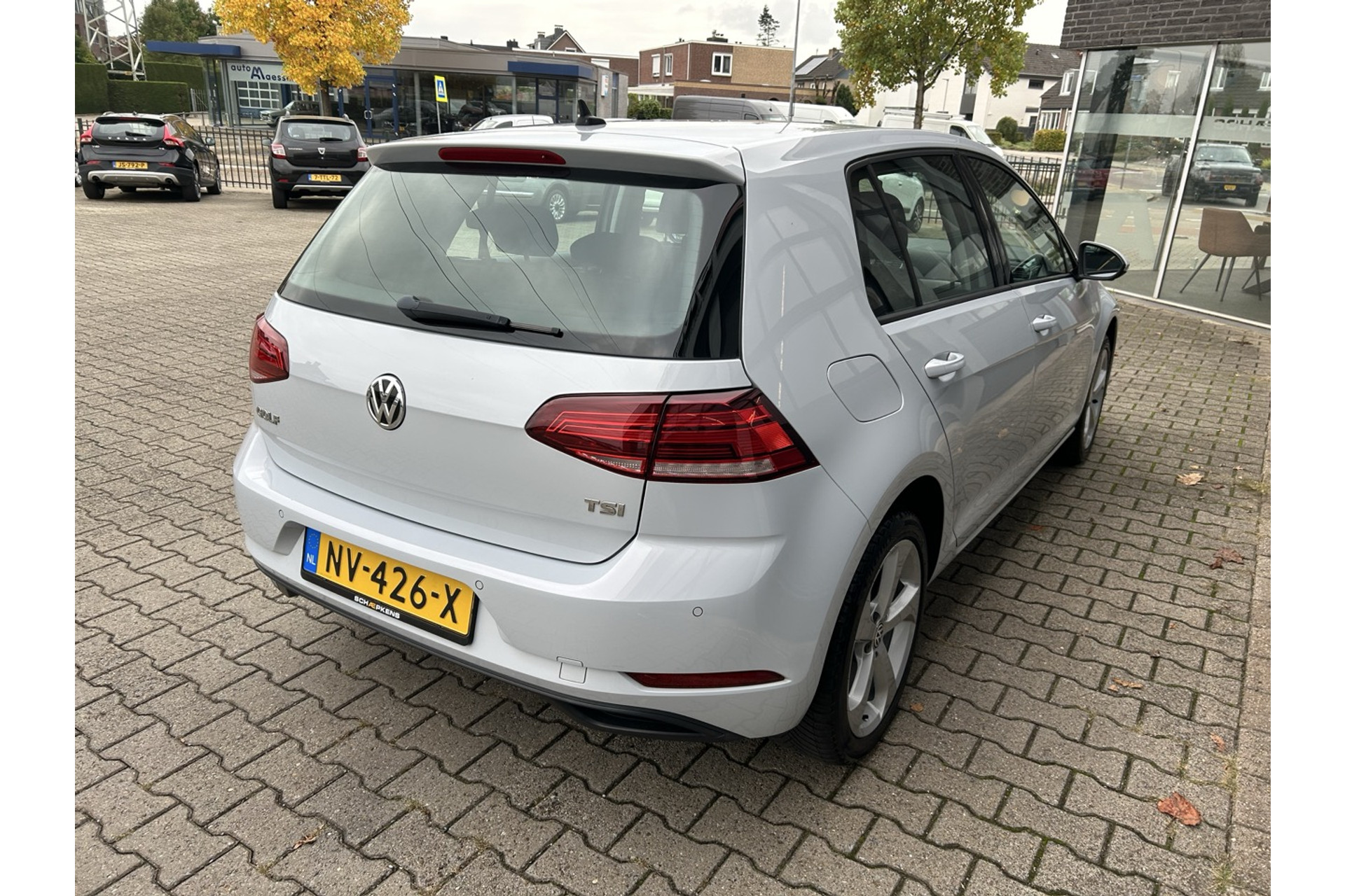 47677114-17.jpg