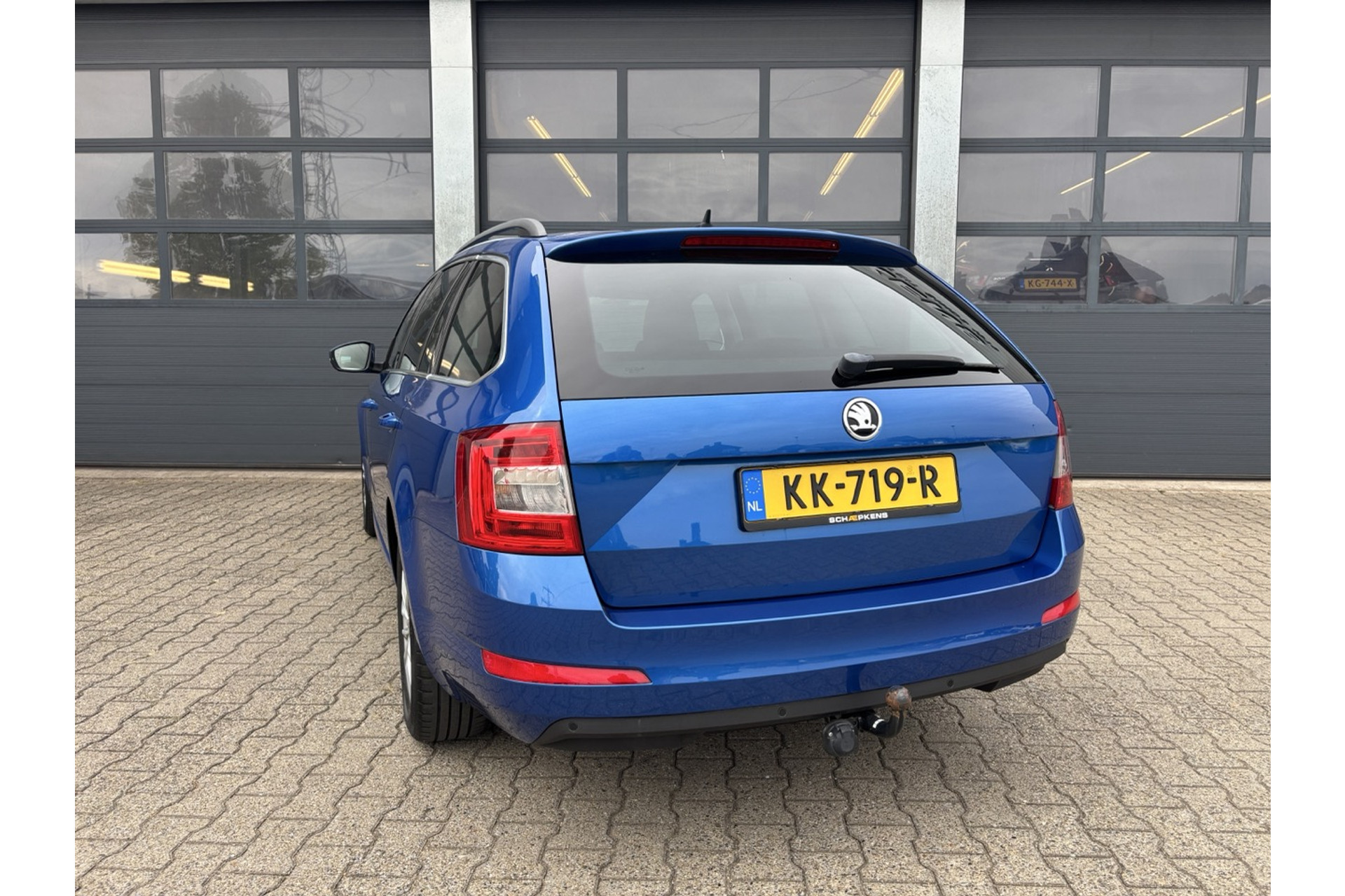 47740294-2.jpg