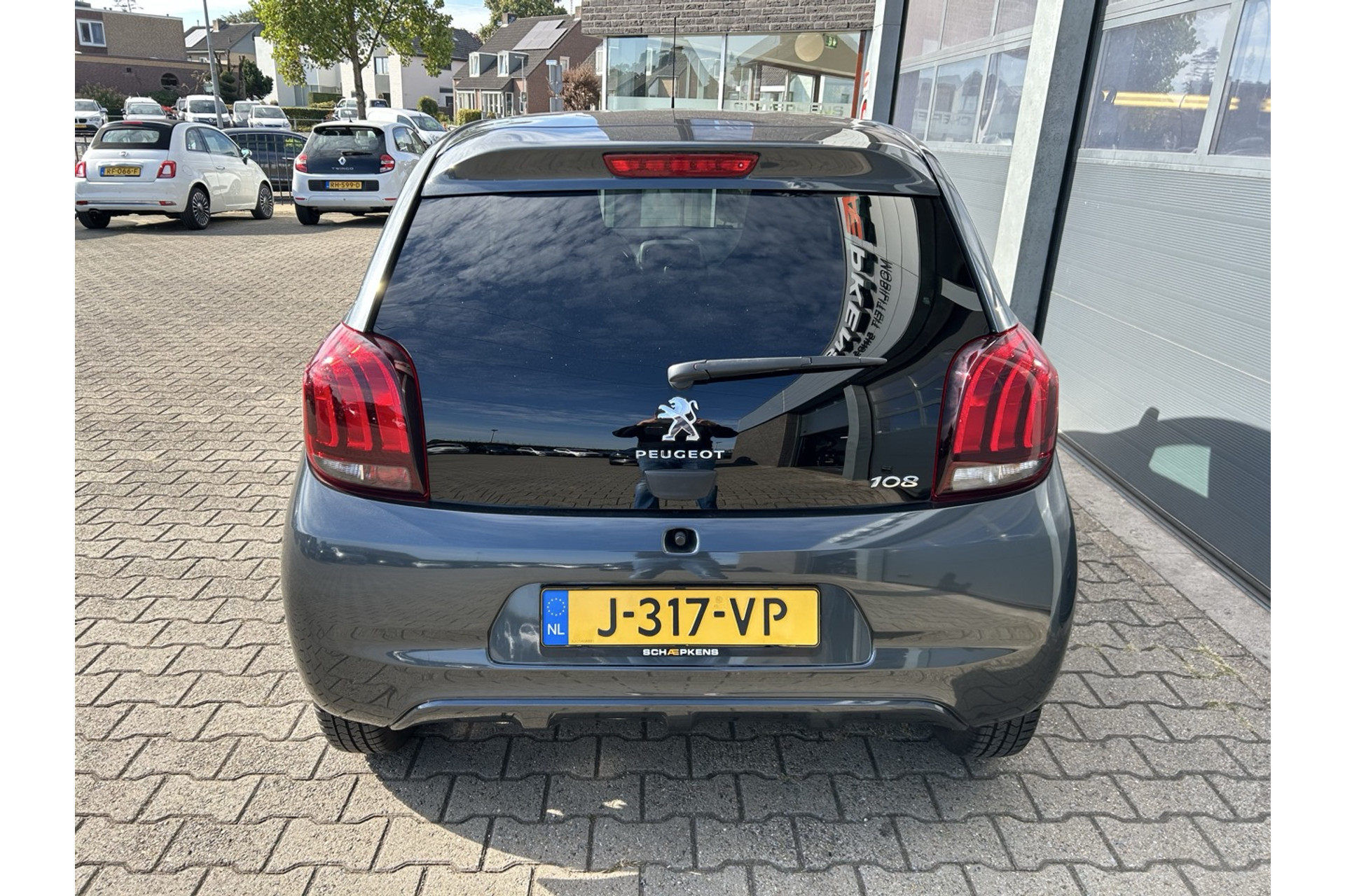 47765701-13.jpg