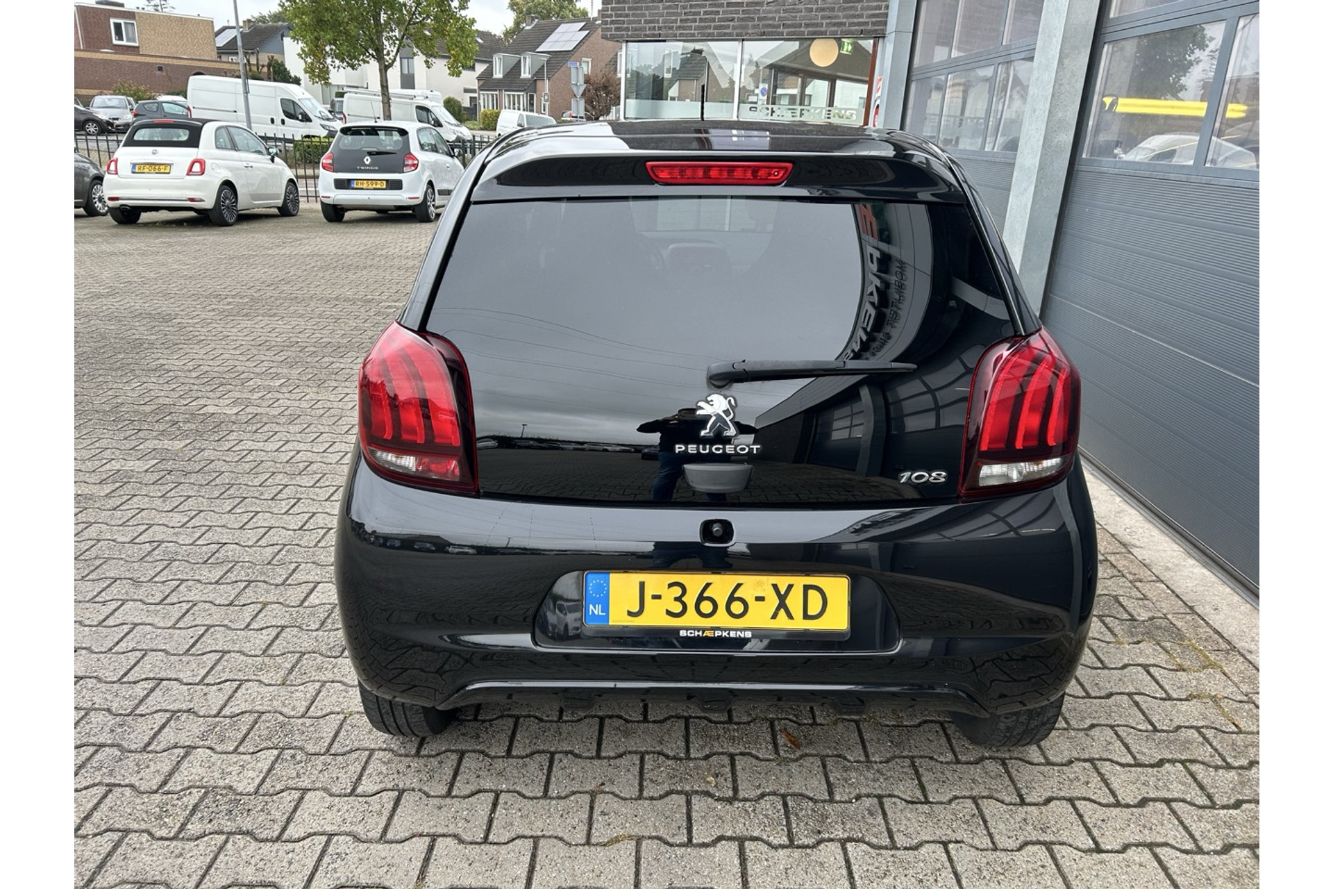 47765711-12.jpg
