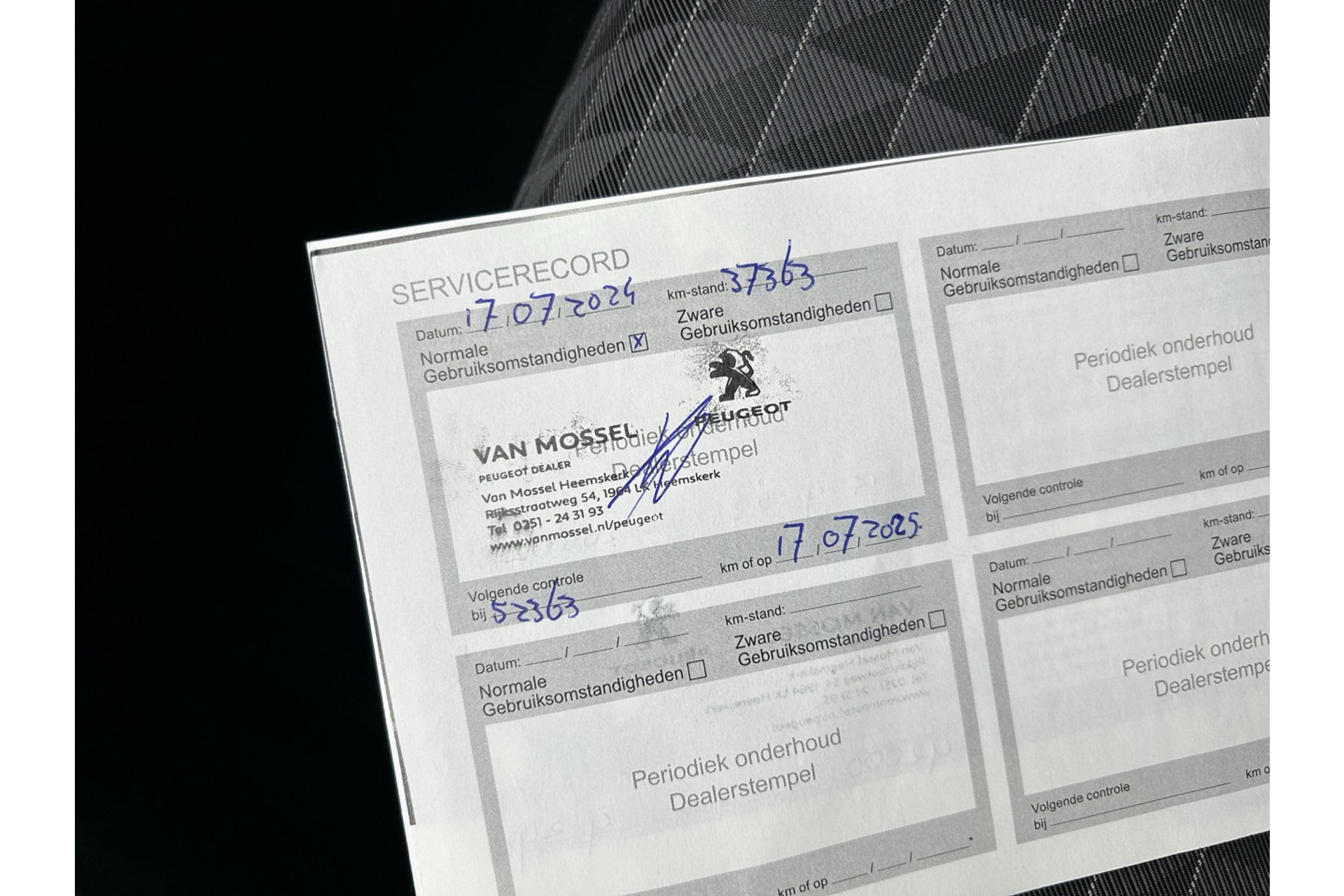 47765711-7.jpg