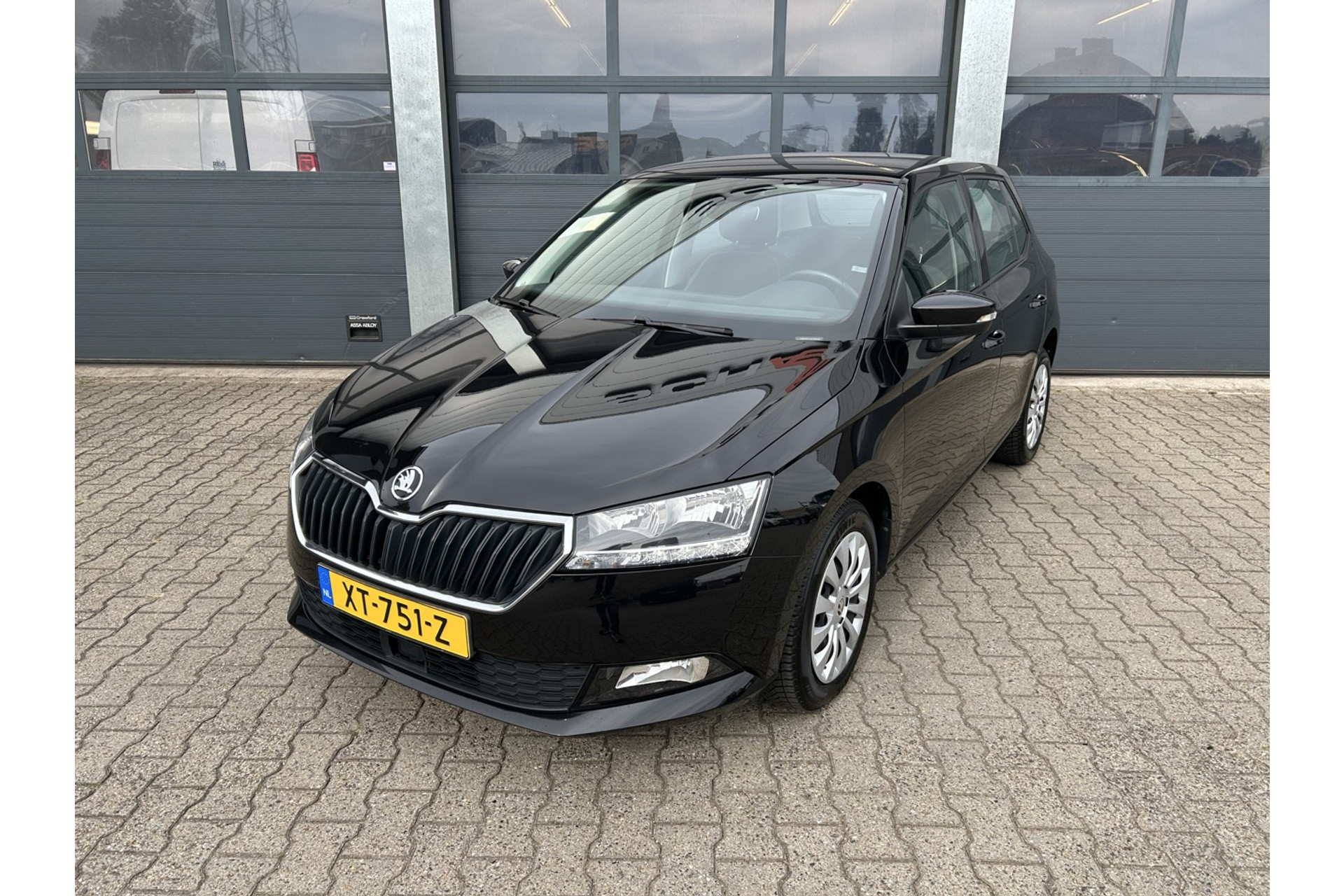 47677386-3.jpg