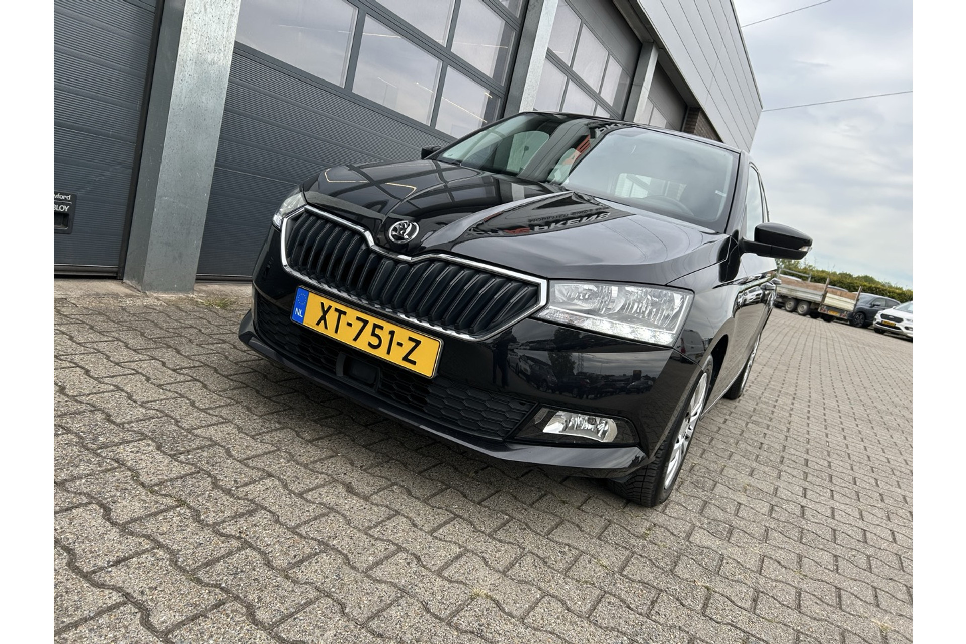 47809300-10.jpg