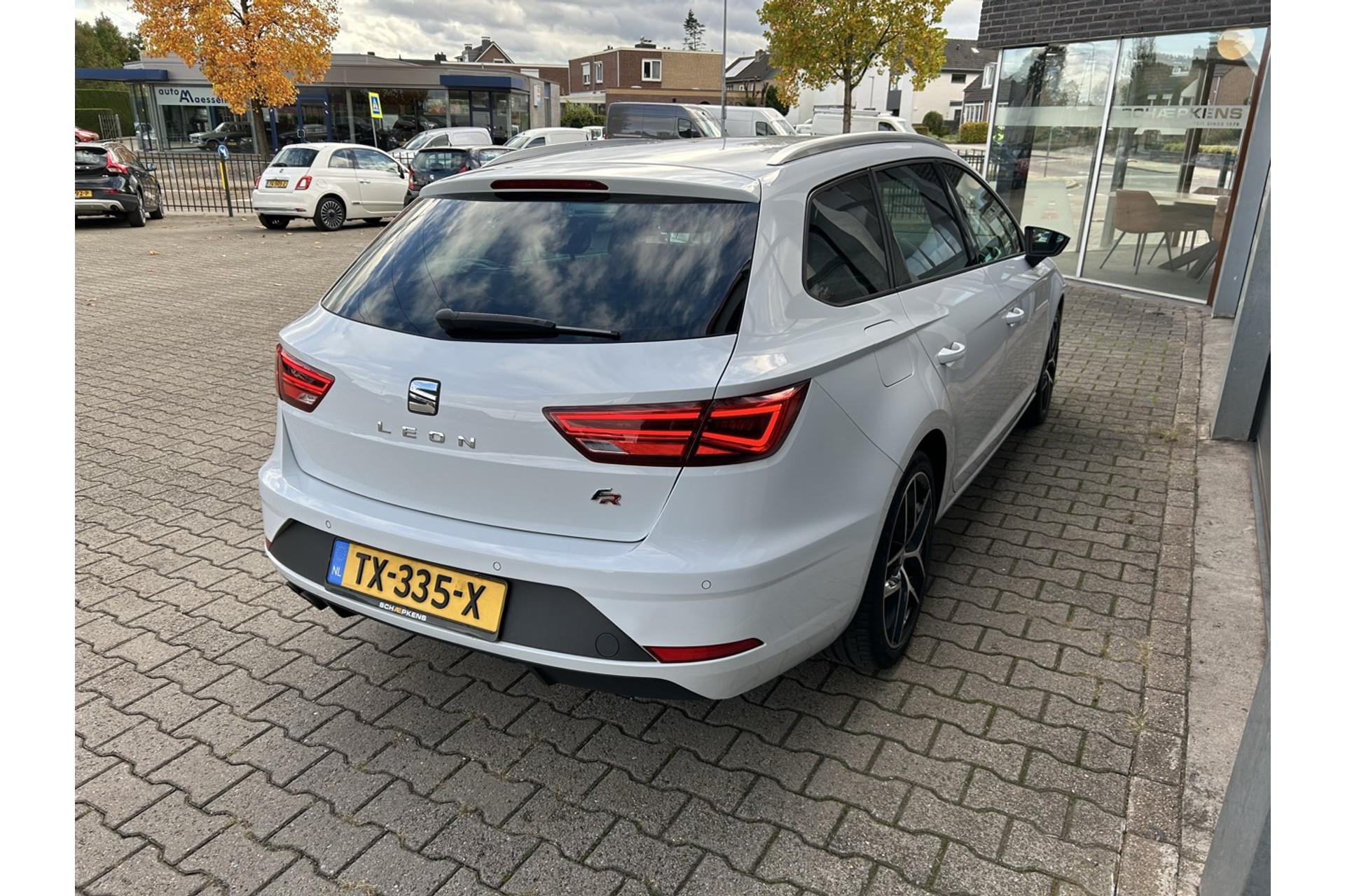 47960931-17.jpg