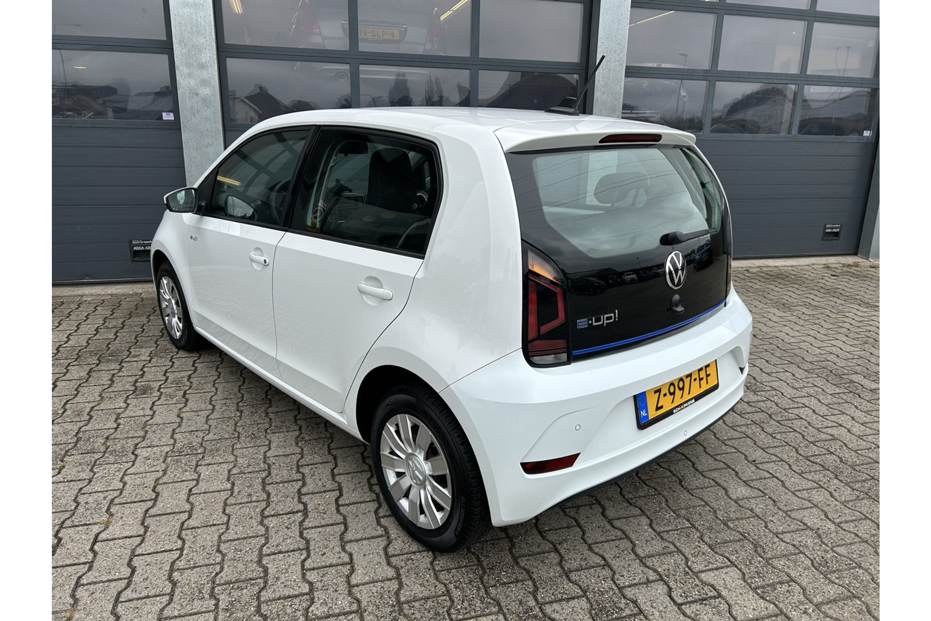 48018317-2.jpg