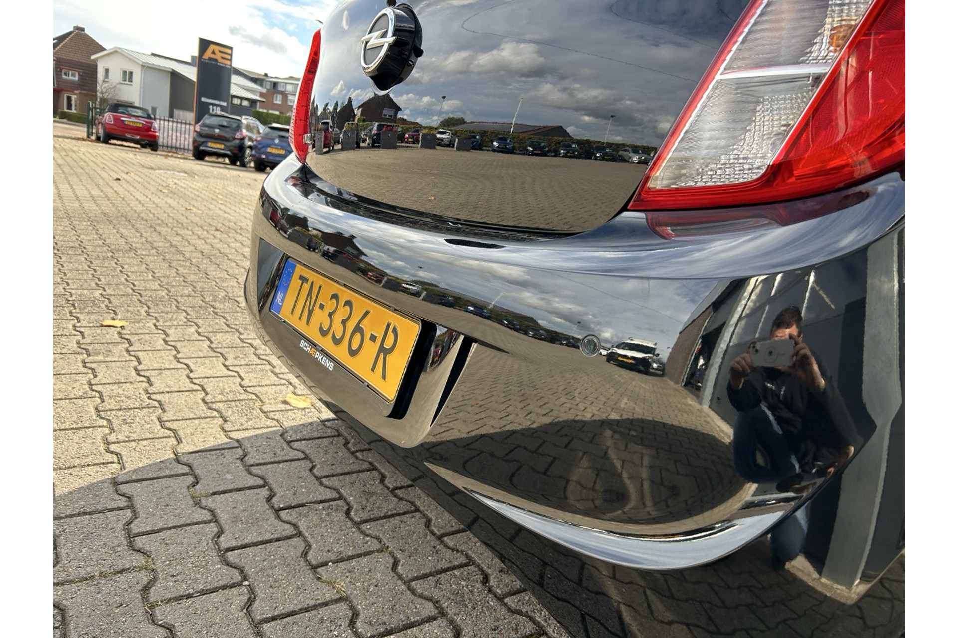 48080884-16.jpg